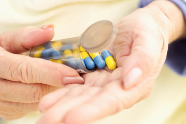 Tragar pastillas: ¿cosa del pasado?  Un microchip podría sustituir pastilleros y relojes despertadores a la hora de tomar píldoras. Un grupo de científicos estadounidenses desarrolló un microchip con medicina por dentro que puede ser implantado en el cuerpo humano. El implante, de menos de un centímetro de longitud, libera la droga lentamente, de manera que el paciente no necesita tomarla oralmente.