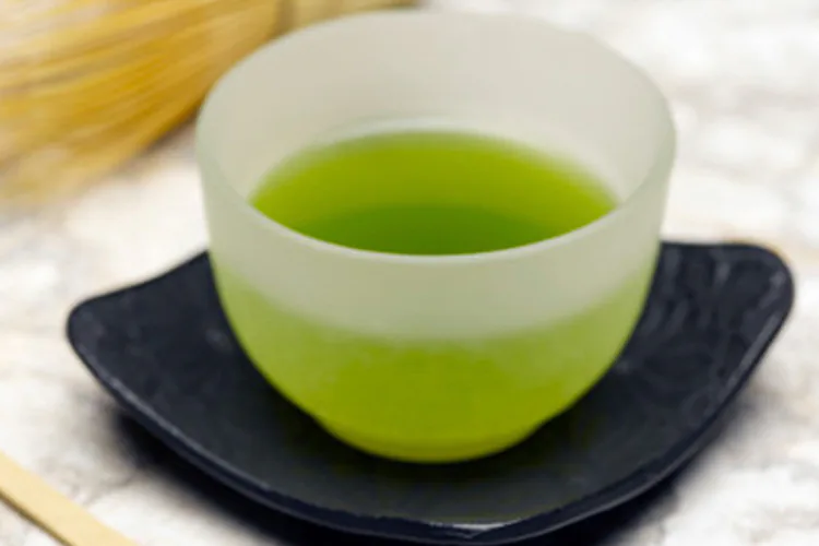 Una sustancia presente en el té verde puede convertirse en una aliada en el combate contra el Virus de la Inmunodeficiencia Humana (VIH) que ocasiona el SIDA, de acuerdo con científicos japoneses. Los expertos descubrieron que el epigallocatechin gallate (EGCG), un potente antioxidante presente en los extractos de té verde, puede inhibir al virus del SIDA de instalarse en las células humanas.