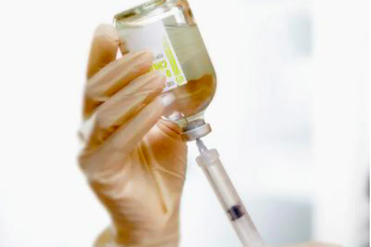 Científicos de la Universidad de Oxford, en el Reino Unido, anunciaron que probarán en humanos una nueva vacuna contra la malaria, que tuvo muy buenos resultados en ratones de laboratorio. La fórmula, que es inyectada en un virus, produjo una respuesta inmunológica positiva en los roedores. Luego de algunos cambios para mejorar su efectividad, será aplicada a voluntarios a partir de 2004.