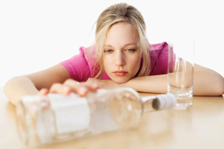 Las mujeres ejecutivas son más proclives al alcoholismo que aquellas que trabajan en puestos con menos responsabilidades, sugiere un estudio efectuado por el University College de Londres. Asimismo, afirman los investigadores, éstas tienden a recurrir más al alcohol que sus colegas masculinos con cargos similares.