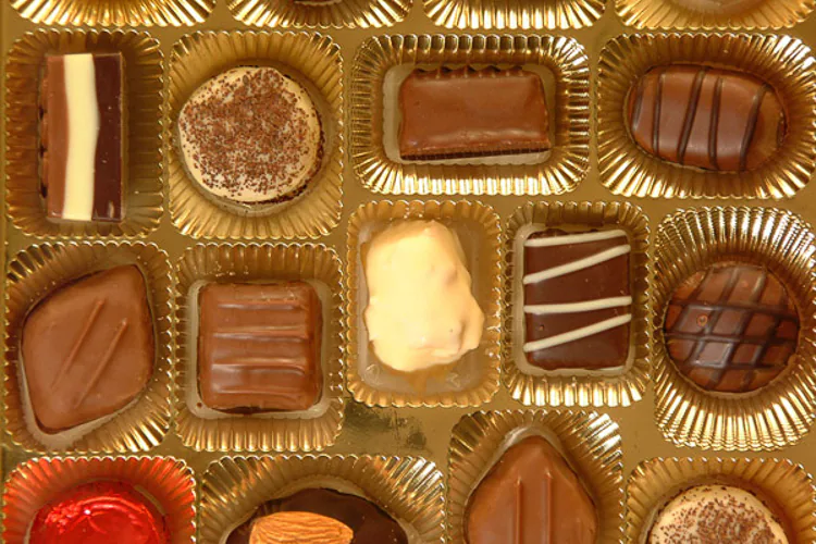 Un ingrediente en el chocolate podría dar lugar a nuevas y más eficaces medicinas contra la tos persistente, de acuerdo con un grupo de científicos británicos. La teoría de los especialistas del Colegio Imperial de Londres coincide con estudios anteriores de otros expertos británicos y holandeses sobre las propiedades medicinales del chocolate.