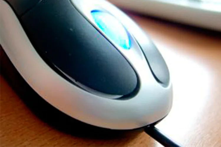 Personas afectadas de temblores en las manos se beneficiarán de un adaptador especial que hace las funciones del ratón (mouse) en el manejo de las computadoras. El invento, denominado AMA (en inglés, Assistive Mouse Adapter) fue desarrollado por Jim Levine, investigador del gigante estadounidense de la informática IBM.