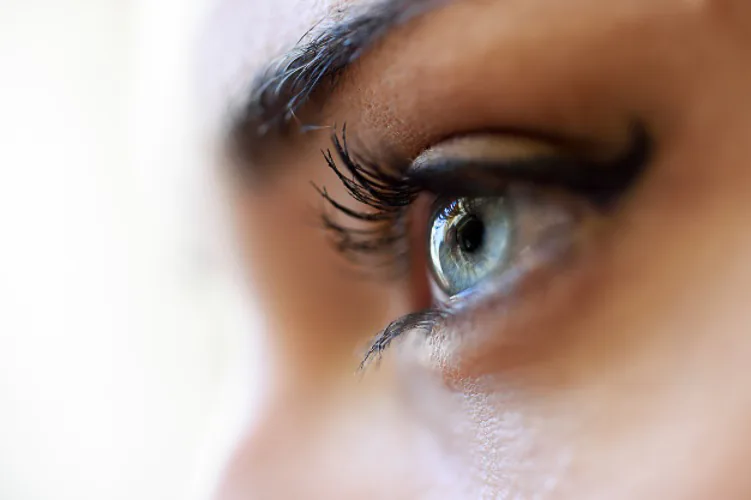 Según la investigación una de cada 2.000 personas tiene una extraña condición llamada sinestesia, que consiste en la mezcla de los cinco sentidos en determinadas circunstancias. Algunos ven colores cuando escuchan música. Otros incluso pueden sentir el sabor de las palabras, aunque parezca insólito.