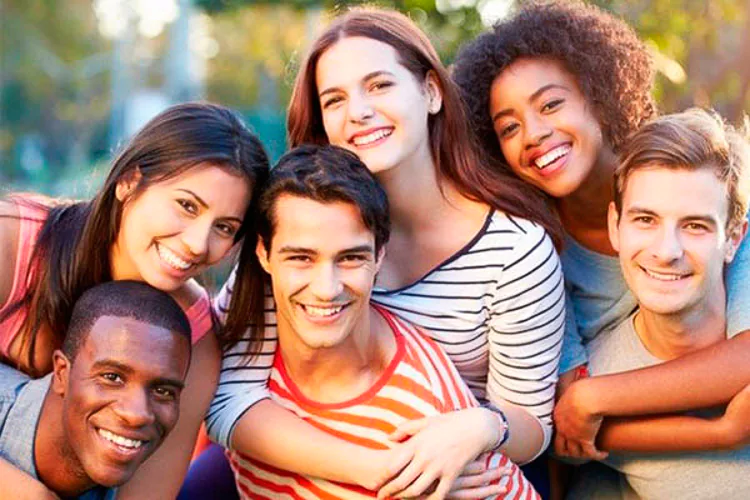 Los buenos amigos son aquellos que están siempre allí, para compartir los buenos momentos y para dar una mano cuando se los necesita. También están allí para ayudar a vivir más años. Un grupo de científicos australianos informó que los amigos alrededor de los ancianos pueden alargar más la expectativa de vida que los mismos familiares.