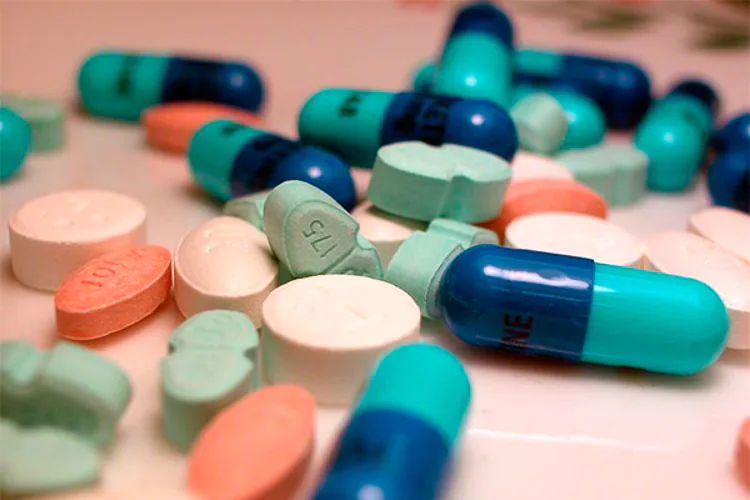 Medicinas de alto poder utilizadas para tratar el VIH/SIDA son capaces también de bloquear el desarrollo de la malaria, dijeron investigadores australianos. Un equipo de la Universidad de Queensland halló que las medicinas antirretrovirales inhibidoras de proteasa detuvieron el parásito, que según la Organización Mundial de la Salud es el causante de una enfermedad que mata más niños en África que el SIDA.