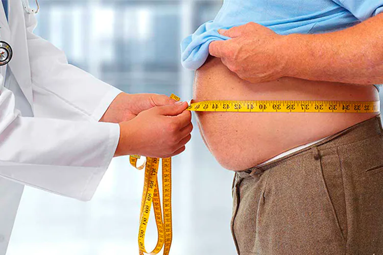 Un dispositivo colocado en el estómago, que engaña al cerebro y hace sentir llena a la persona, podría ayudar a los obesos a perder peso. La nueva tecnología, desarrollada por la empresa estadounidense Transneuronix, consiste de un marcapasos del tamaño de una caja de cerillas que se implanta en el abdomen y se conecta con electrodos en la pared del estómago. Según los expertos, el aparato podría ser una nueva herramienta para combatir el creciente problema de la obesidad en el mundo.
