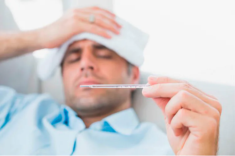 Un resfriado o catarro y la gripe tienen muchos de los mismos síntomas. Pero un catarro es generalmente leve, mientras que la gripe tiende a ser más seria. Un catarro frecuentemente empieza haciéndolo sentir cansado, estornudando, tosiendo y la nariz que escurre. Usted puede que no tenga fiebre o puede tener poca fiebre--sólo 1 a 2 grados más alto de lo normal. Usted también puede tener dolores musculares, la garganta adolorida o raspante, ojos lagrimosos y un dolor de cabeza.
