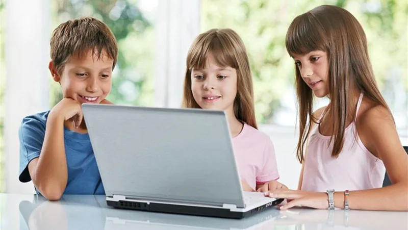 Los niños que utilizan los sitios de "chateo" suelen tener un perfil determinado. A pesar de las advertencias sobre el peligro que representan los sitios de "chateo", muchos menores de edad continúan organizando encuentros cara a cara con personas a las que conocen a través de la red. Y un 60% de los niños, no saben que la gente con la que conversan por internet, puede no ser quienes pretenden.