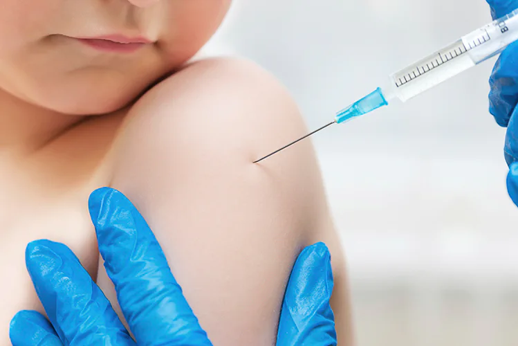 ¿Qué es la gripe? La gripe también conocida como influenza o "flu" es una infección viral en la nariz, garganta y pulmones. Cerca de un 10-20% de los estadounidenses contraen gripe cada año. Algunas personas se ponen muy enfermas. Cada año, cerca de 130.000 personas van al hospital con gripe, y 20.000 mueren a causa de la gripe y sus complicaciones.