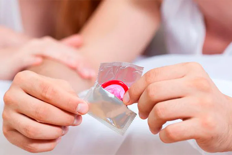 El fabricante de condones Durex lanzó una serie de preservativos extra largos para suplir las necesidades de los usuarios de Sudáfrica. Un buen número de sudafricanos son grandes y se quejan de que los condones son incómodos y demasiado pequeños", dijo el gerente de la compañía, Duart Roberts.