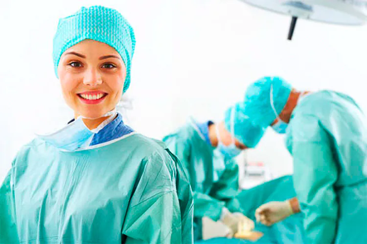 Los procedimientos adecuados para la cirugía ambulatoria son aquellos asociados con el cuidado postoperatorio que puede tratarse fácilmente en el hogar, y con bajas tasas de complicaciones postoperatorias que requieran un cuidado intensivo por parte de médicos o enfermeras. Los listados de procedimientos ambulatorios se desactualizan con rapidez simplemente porque excluyen ciertos procedimientos que en breve pueden volverse rutinarios en ámbitos ambulatorios. La duración de la cirugía no es un criterio para los procedimientos ambulatorios dado que hay escasa relación entre la duración de la anestesia y la recuperación.