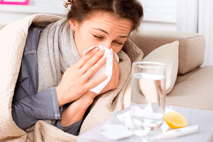 La gripe es una enfermedad contagiosa causada por un virus. Un virus es un germen que es muy pequeño. Los virus de la gripe afectan muchas partes del cuerpo, incluyendo los pulmones. Cuando alguien que tiene gripe estornuda, tose, y hasta habla, el virus de la gripe pasa por el aire y puede ser inhalado por las personas que se hallan cerca del enfermo.