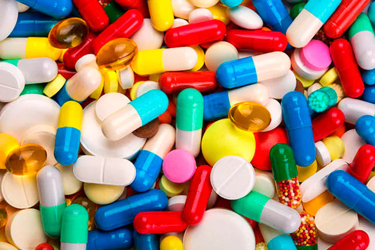 ¿Qué medicamentos se usan para tratar el dolor crónico? Muchas medicinas pueden disminuir el dolor, incluyendo las medicinas mencionadas abajo. Cada uno puede tener efectos secundarios. Algunos de estos efectos secundarios pueden ser graves. Es importante que escuche muy cuidadosamente lo que su médico le diga sobre el medicamento para el dolor que le está recetando. Si tiene cualquier pregunta sobre los efectos secundarios o sobre cuanto medicamento debe tomar, pregúntele a su médico o farmacólogo.