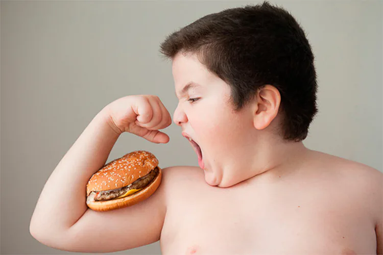 Los niños que tienen mucho exceso de peso son clasificados como obesos. Los niños pueden volverse obesos si comen y beben con regularidad más energía (calorías) que la que sus organismos consumen, o si hacen muy poca actividad física. La obesidad causa que los niños tengan mayor probabilidad de tener problemas graves de salud.