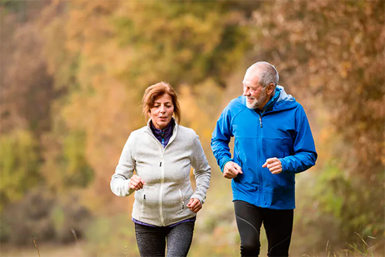 Científicos en Suecia indicaron que el ejercicio regular puede ayudar a reducir el riesgo de padecer del mal de Alzheimer y la demencia entre personas de edad avanzada. Los investigadores hallaron que las personas que hacen ejercicios por media hora al menos dos veces a la semana durante la tercera edad tienen la mitad de posibilidades de desarrollar la demencia en la medida en que envejecen.