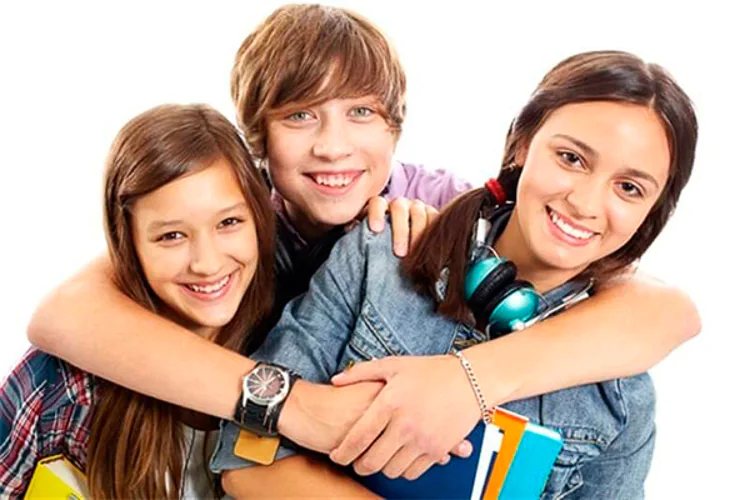 La pubertad es la época en la vida cuando una persona joven comienza a madurar sexualmente. En las niñas, la pubertad puede comenzar tan temprano como a los seis o siete años, pero usualmente comienza alrededor de los once años. Esto representa un cambio en la manera como los médicos piensan acerca de la pubertad normal. Hasta hace poco, la pubertad en las niñas que comenzaba a los ocho años o más tarde era considerada normal. En cambio, en los niños, la edad considerada normal para el comienzo de la pubertad no ha cambiado. En los niños, la pubertad comienza alrededor de los doce años, pero puede comenzar tan temprano como a los nueve años. Este es un proceso que continúa durante varios años. La mayoría de las niñas han madurado físicamente más o menos a los 14 años de edad. Los niños maduran más o menos a los 15 o 16 años de edad.