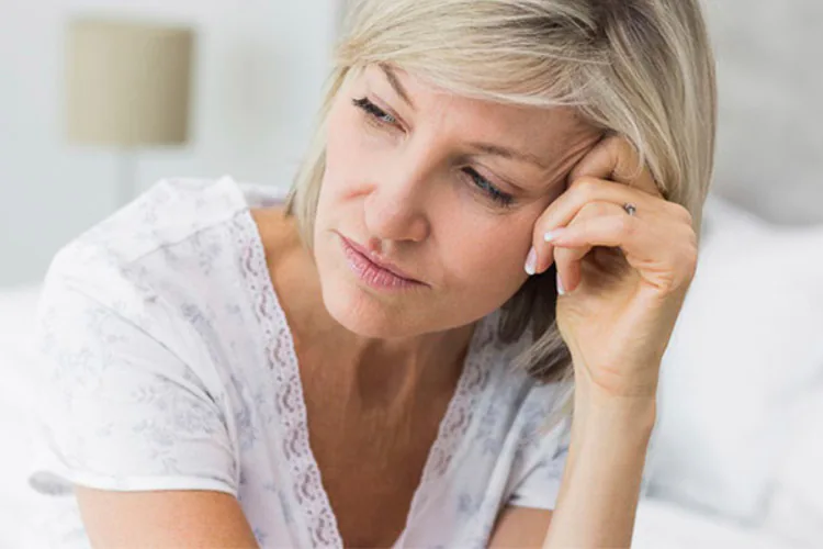 La menopausia es una etapa en la vida de la mujer que se produce a raíz del cese de la función ovárica, consiste en la falta de secreción de estrógenos y en la ausencia de ovulación regular por parte del ovario. Es una situación fisiológica, que afecta a todas las mujeres alrededor de los 50 años. Siendo una situación natural, frecuentemente tiene una serie de alteraciones acompañantes, que pueden ser evitadas o aliviadas, con un control médico adecuado.