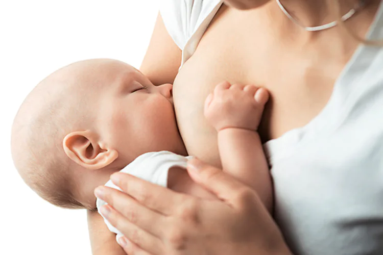 Alimentar a su bebé con la leche de sus senos le da muchos beneficios a su bebé. La leche de pecho es rica en alimentos nutritivos. Ayuda a proteger al bebé contra las infecciones. También ayuda a prevenir que su bebé sufra de alergias. La lactancia también tiene beneficios para usted. Es una práctica limpia y simple: no necesita lavar biberones o mezclar leche de fórmula para bebés. Es más barata que la fórmula para bebés. Ayuda a contraer el tamaño del útero al tamaño normal después de haber sido estirado durante el embarazo. Retrasa el regreso de sus reglas, más no debería contar en esto para prevenir otro embarazo. Y ayuda a que usted saque tiempo para acercarse a su bebé.