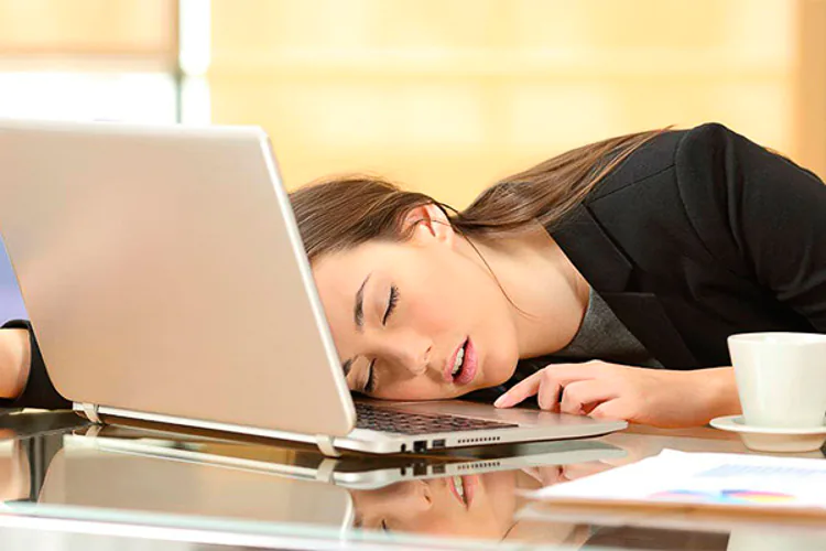 Es un desorden neurológico crónico del sueño. Afecta al sistema nervioso central. La narcolepsia es un desorden genético, pero su causa es aún desconocida. 
La característica principal de la narcolepsia es el sueño excesivo y abrumador durante el día, incluso después de haber dormido bien por la noche. Una persona con narcolepsia es propensa a estar soñolienta o incluso quedarse dormida en momentos y lugares inadecuados, y los ataques de sueño pueden suceder con o sin aviso. Pueden producirse varios ataques en un mismo día, la somnolencia puede persistir durante largos períodos de tiempo y el sueño en las horas de la noche puede ser fragmentado al despertarse frecuentemente. 