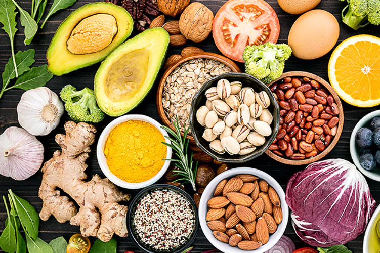 Un aporte correcto de vitaminas A, C, D y E, y minerales como el zinc y el selenio, son fundamentales para el buen funcionamiento del sistema inmunitario
