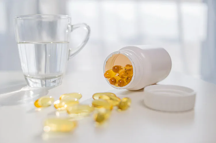 "La vitamina D debe obtenerse por el sol mientras sea posible, para lo cual bastaría la exposición diaria durante 10 minutos antes de las once de la mañana o después de las cinco de la tarde, para evitar problemas con el cáncer de piel", señaló el Dr. Manuel Sosa Henríquez durante el 41 Congreso Anual de la Sociedad Española de Medicina Interna.