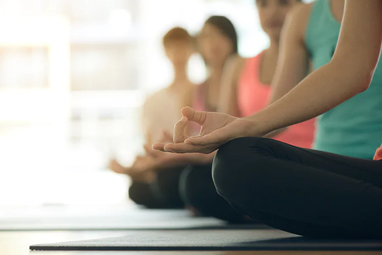El yoga es una práctica oriental que presta tanta atención al cuerpo como a la mente.