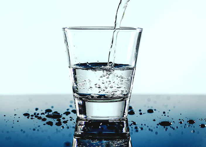 ¿Qué beneficios tiene beber agua mineral natural?