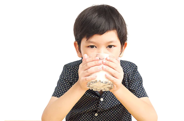 Pediatras y nutricionistas  desaconsejan las leches vegetales y las bebidas endulzadas para niños