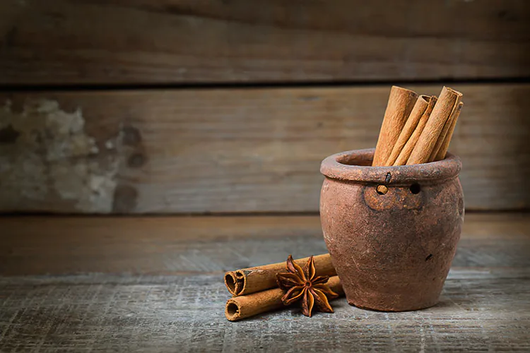 La canela, de la corteza del canelo, se ha utilizado durante mucho tiempo como especia y como medicina tradicional. Como suplemento, lo encontrarás en cápsulas, tés y extractos.