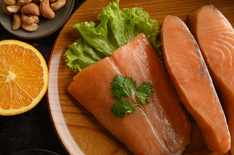 El consumo de pescado y de ácidos grasos poliinsaturados omega-3 (PUFA, por sus siglas en inglés) de cadena larga no redujo el riesgo de enfermedades cardiovasculares importantes en mujeres posmenopáusicas sanas en un análisis de la cohorte del Women’s Health Study (Estudio de la Salud de las Mujeres).