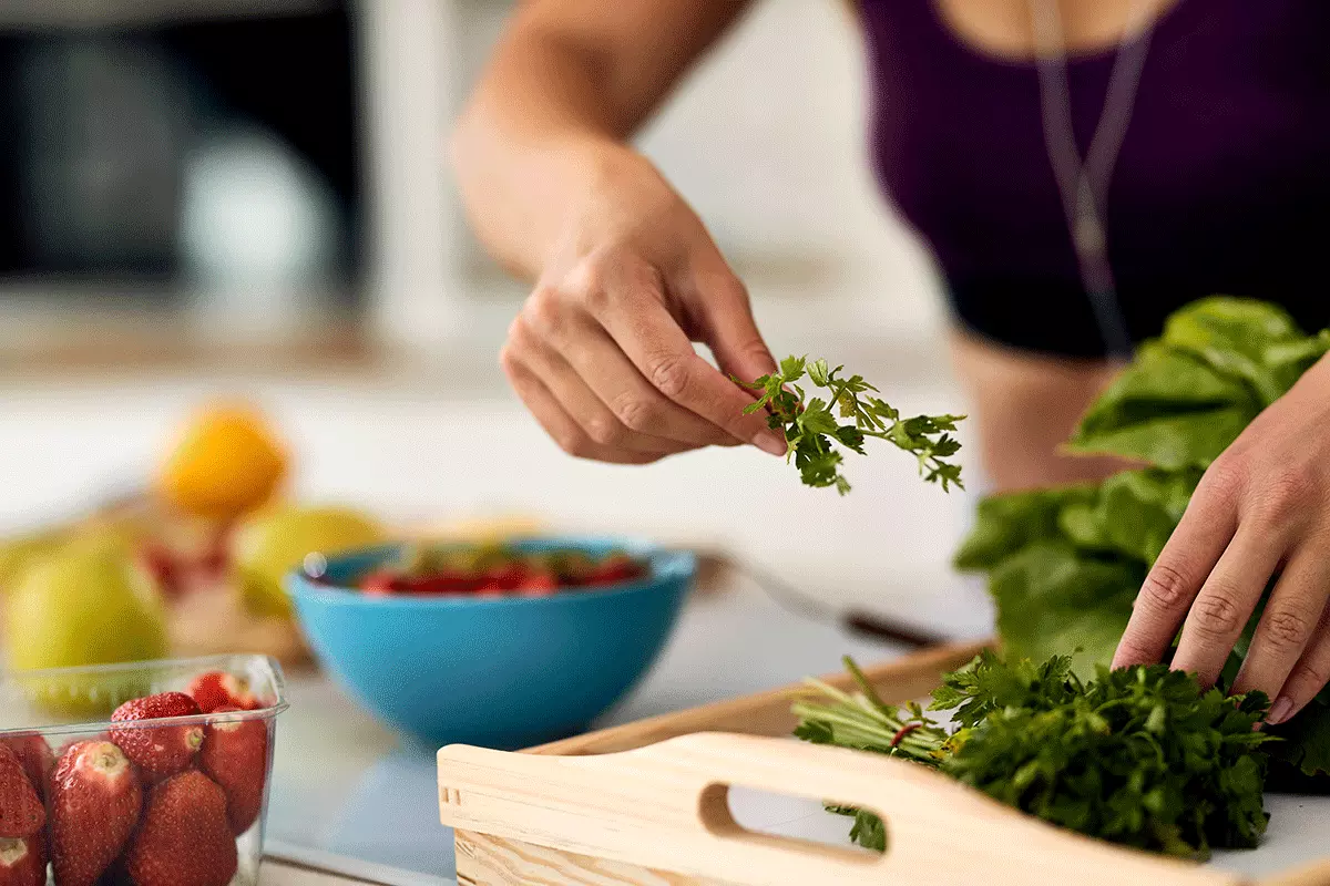 Un nuevo estudio confirma que una dieta basada en plantas, en conjunto con el ejercicio, puede reducir el riesgo de que el cáncer de próstata progrese o recurra.