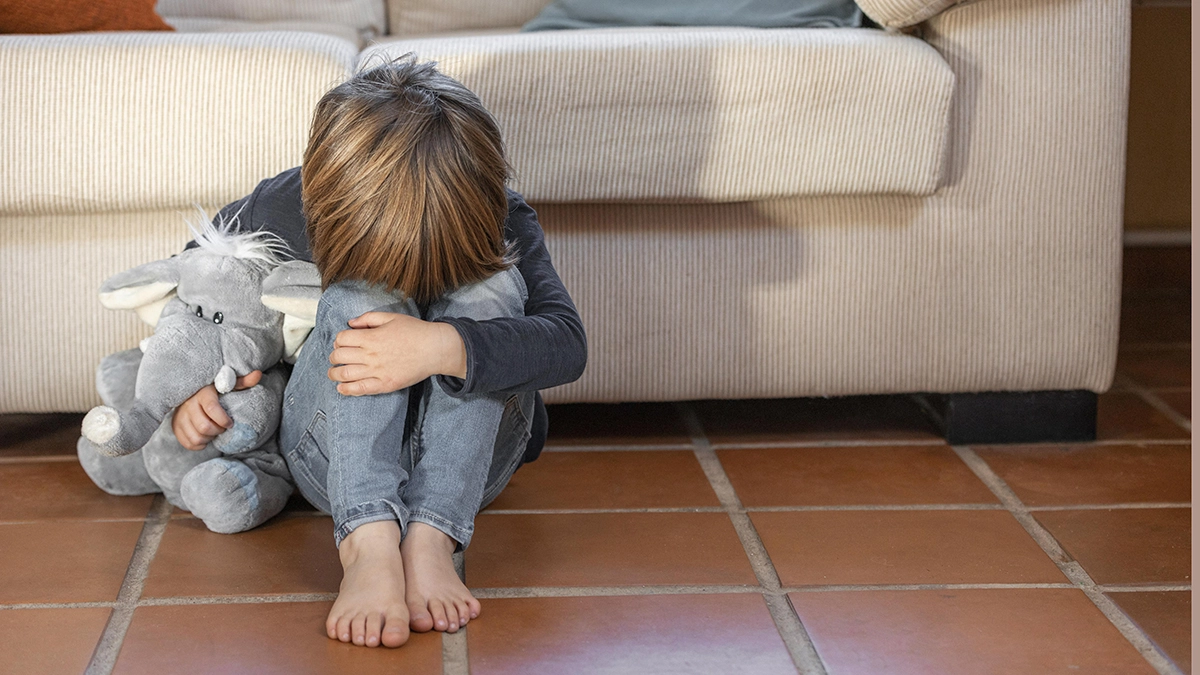 Haber tenido una infancia difícil, con experiencias infantiles adversas, puede hacer que una persona envejezca más rápido, Un estudio «JAMA Network Open» sugiere que este tipo de vivencias cuando una personas está en la niñez puede causar diferencias de 5 años en la edad epigenética, que es una forma de calcular la edad biológica de una persona, es decir, la edad funcional de cada célula de un organismo.