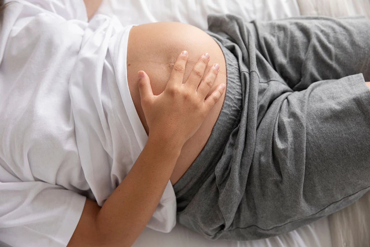 La mujer embarazada experimenta diversos cambios de tipo biológico que preparan su cuerpo para la gestación. Estos cambios internos se reflejan a nivel físico de mútiples formas. La línea alba es una de esas expresiones.