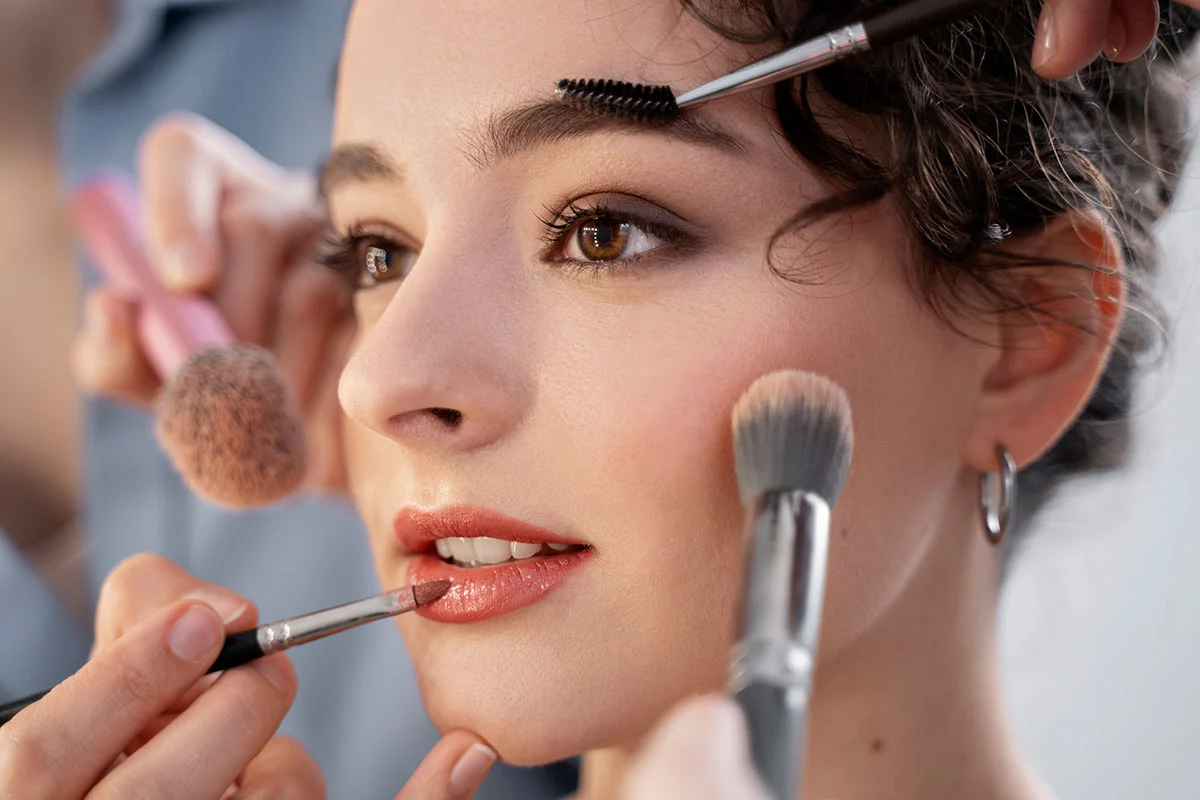 Hablar de maquillaje mineral es hacer referencia a aquellos productos cosméticos que están fabricados con minerales naturales de la tierra, como el óxido de zinc, el óxido de hierro, el dióxido de titanio y la mica. Son fórmulas más ligeras que las convencionales, libres de conservantes, perfumes y otros irritantes.