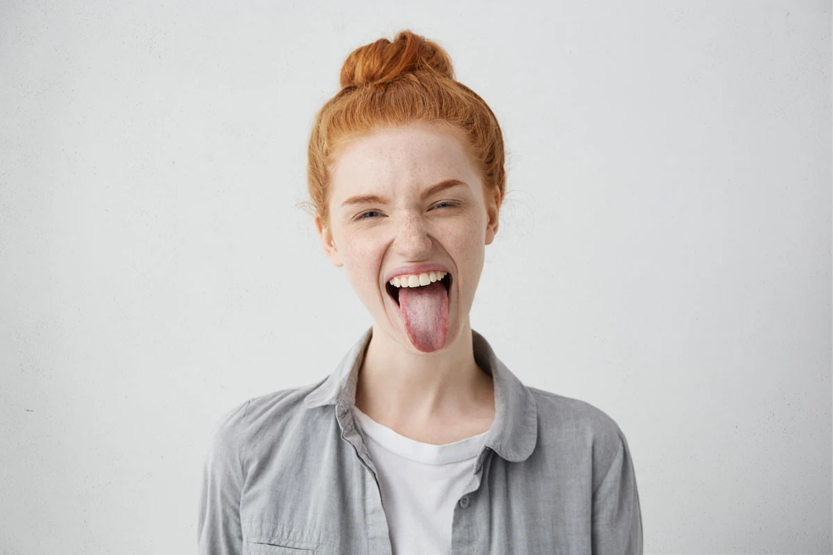 Algunas enfermedades modifican las características normales de la lengua, cambiando su color o propiciando la aparición de grietas y manchas. Los dentistas analizan habitualmente este órgano para detectar posibles afecciones.