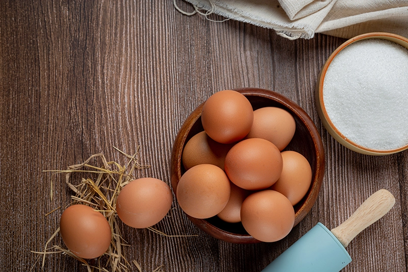 La alergia al huevo es una reacción adversa del sistema inmunológico a las proteínas presentes en el huevo, principalmente a las proteínas de la clara del huevo.  Los síntomas de la alergia al huevo pueden variar en gravedad y pueden incluir: