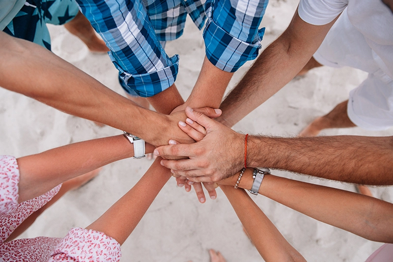 Tener amigos cercanos no es solo una cuestión de socializar o compartir buenos momentos, también es un pilar fundamental para tu salud mental. Las amistades auténticas brindan un apoyo emocional que puede ser crucial en momentos de estrés, ansiedad o depresión. El simple hecho de saber que puedes contar con alguien, que te escucha y te comprende, alivia la carga mental y fortalece tu resiliencia emocional.