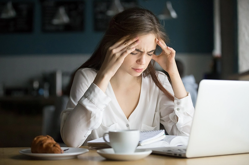 Vivimos en una era donde el estrés se ha normalizado. Entre la presión laboral, las responsabilidades familiares y la sobreexposición a estímulos digitales, el cuerpo mantiene encendido su “modo alerta” durante gran parte del día. El protagonista de esta respuesta es el cortisol, la hormona del estrés. Si bien es indispensable para sobrevivir, cuando se mantiene elevado por periodos largos puede convertirse en un verdadero enemigo silencioso.